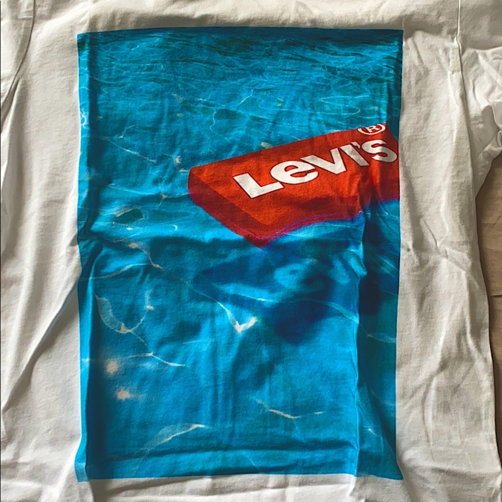 White levis short sleeve tee. Size: small